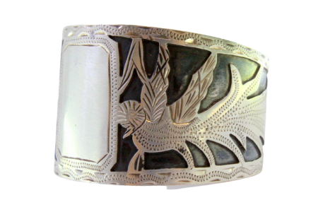 Argola de guardanapo em prata com fundo oxidado com relevos ao gosto asiático.